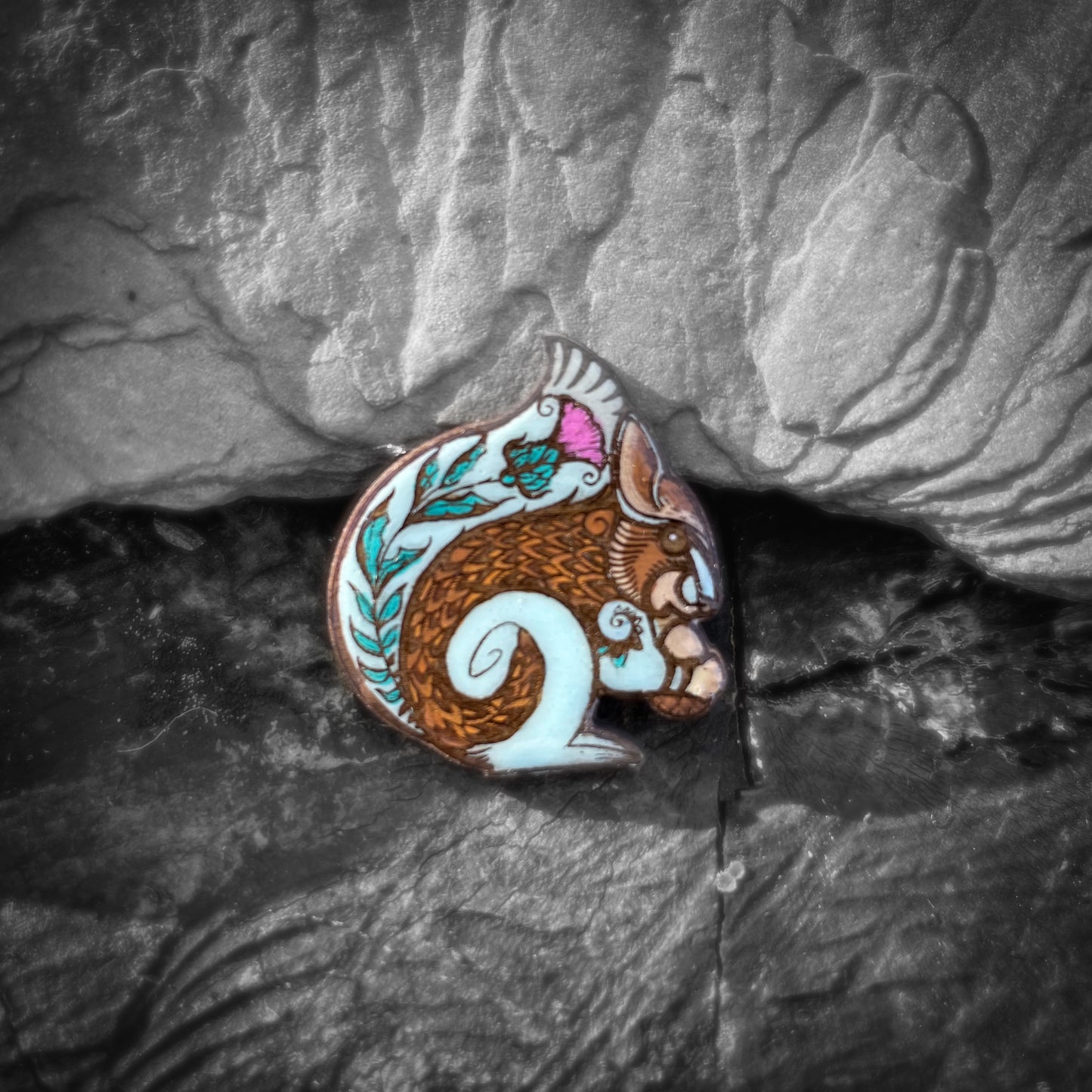 Red Squirrel Merry mini pin